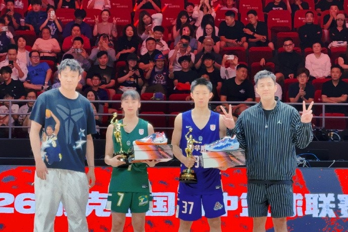 开云体育登录-不止是看球！丁彦雨航与郭艾伦为耐高男女篮MVP张宇辰&amp;许梦伊颁奖